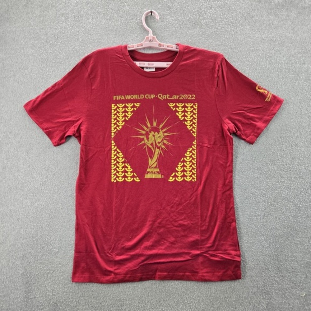 FIFA Men Shirt L Red Qatar 2022 Graphic Print World Cup Trophy Short Sleeve NWT